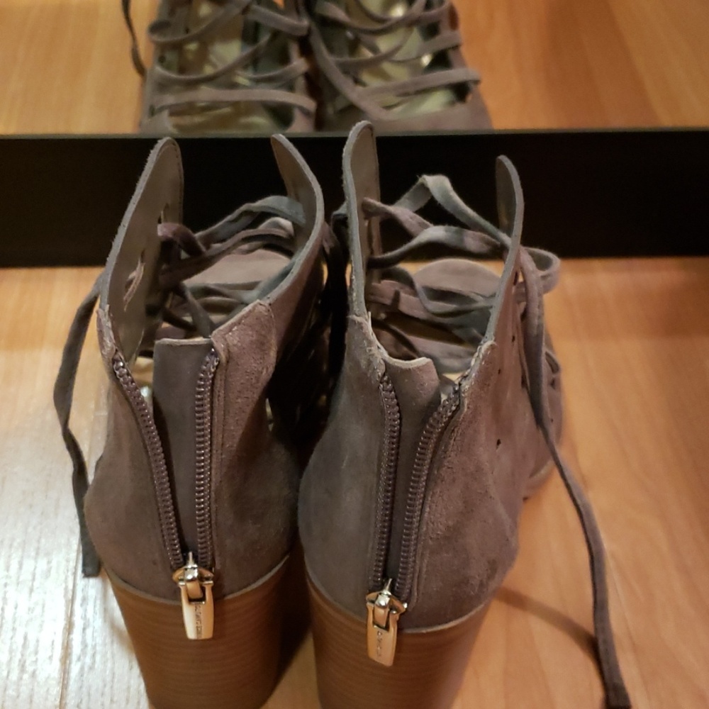 Vince Camuto Tan Suede Heel. - Picture 2 of 8